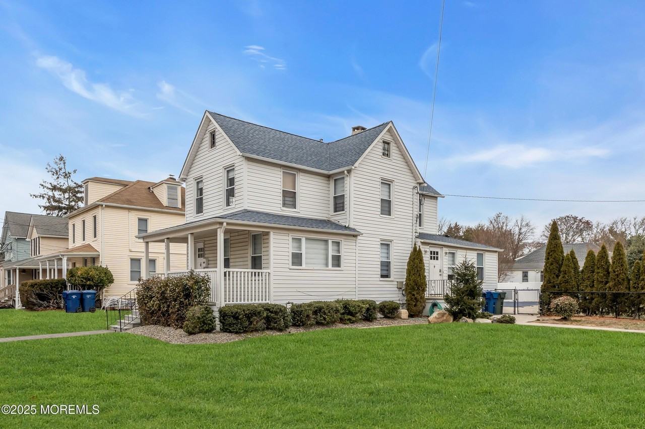 323 Roosevelt Ave - Photo 2 of 18