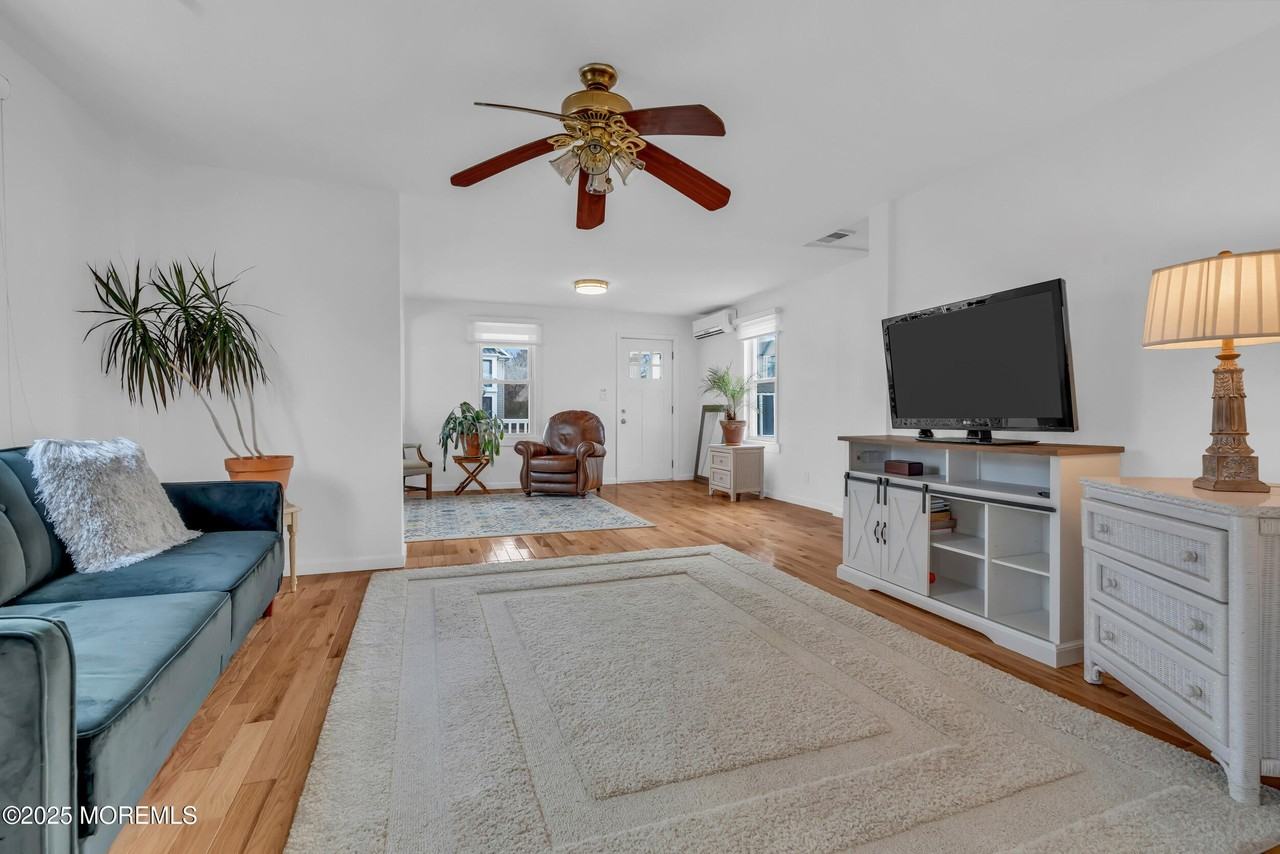 323 Roosevelt Ave - Photo 3 of 18