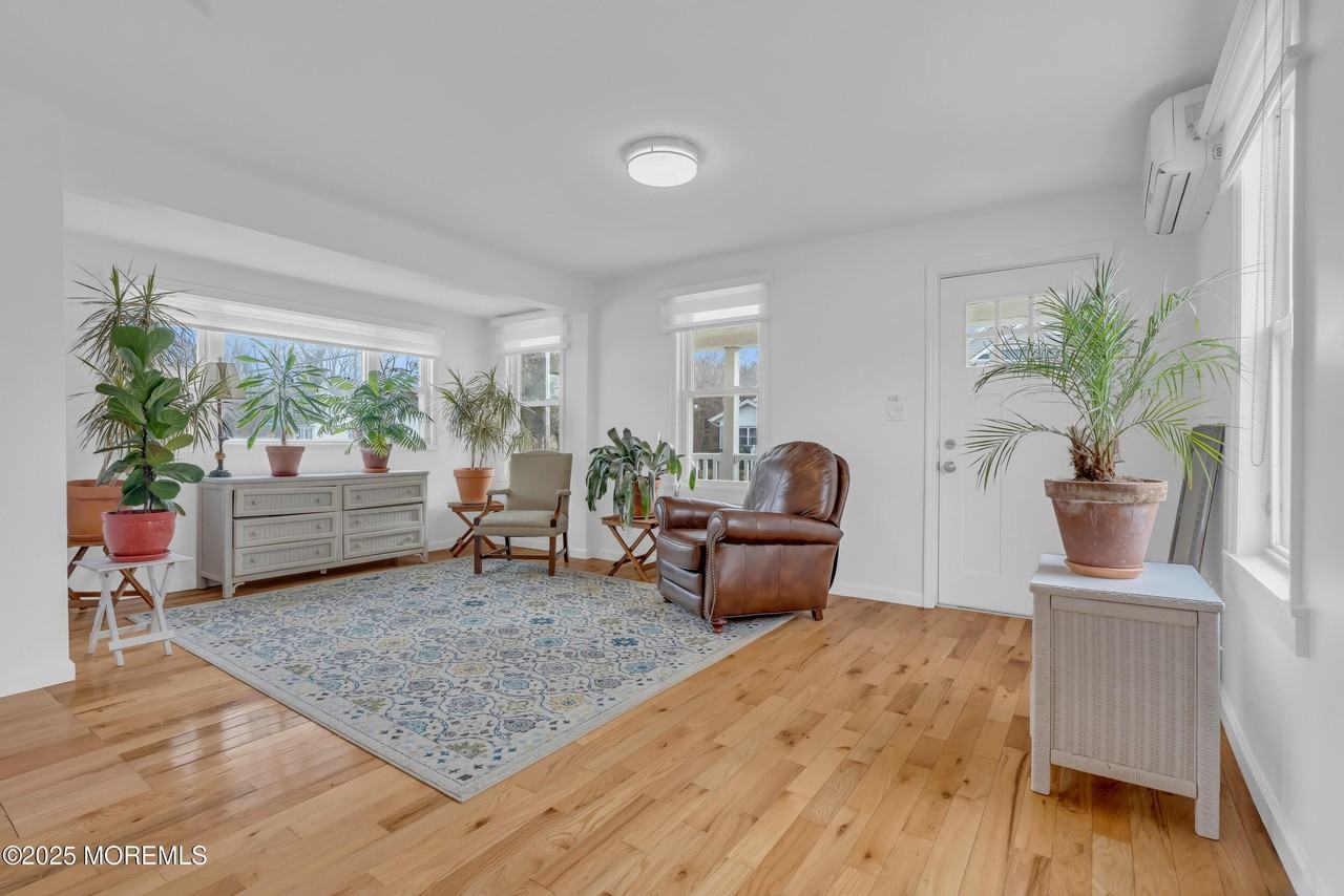 323 Roosevelt Ave - Photo 4 of 18