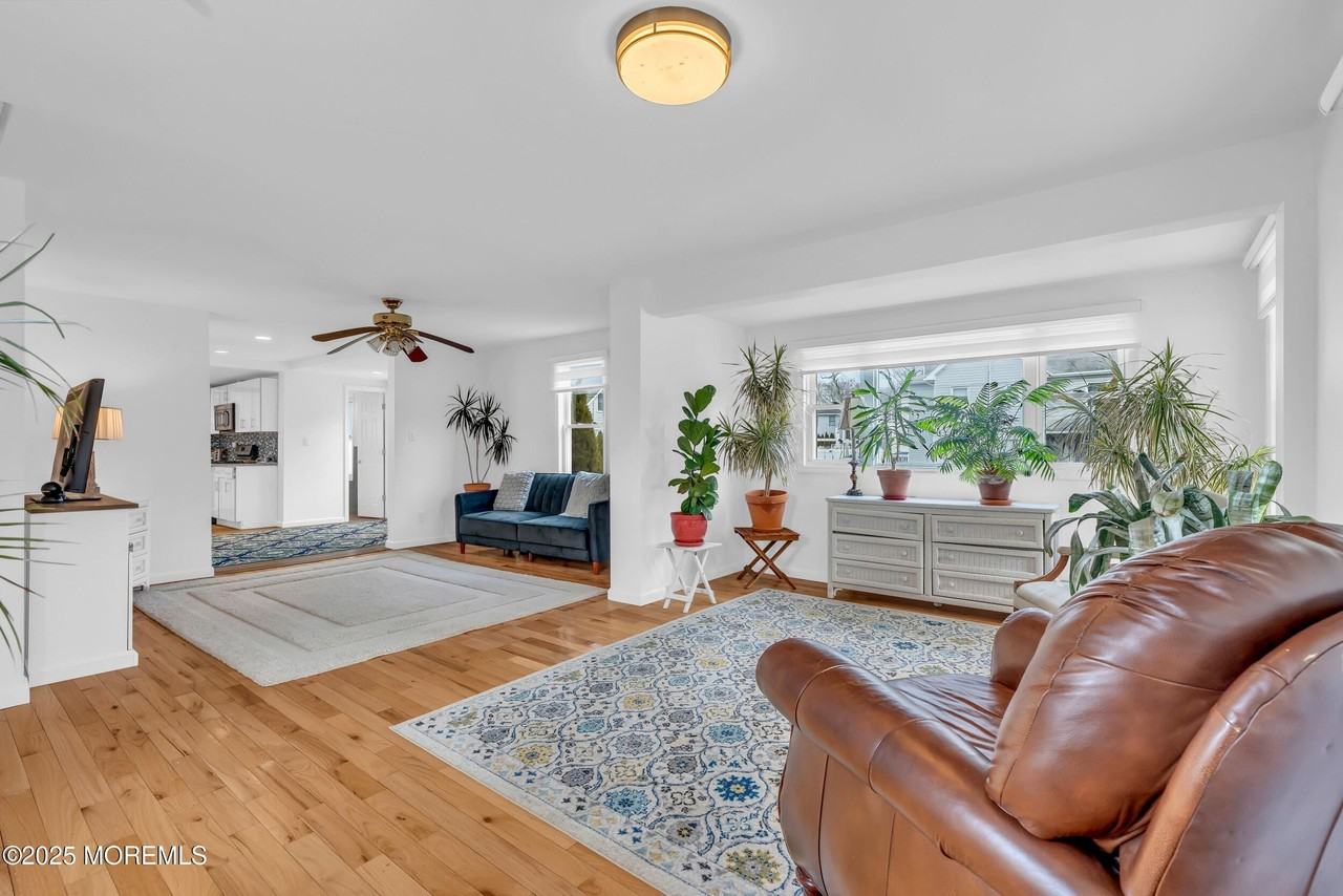 323 Roosevelt Ave - Photo 5 of 18