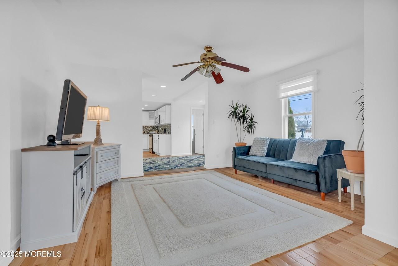 323 Roosevelt Ave - Photo 6 of 18