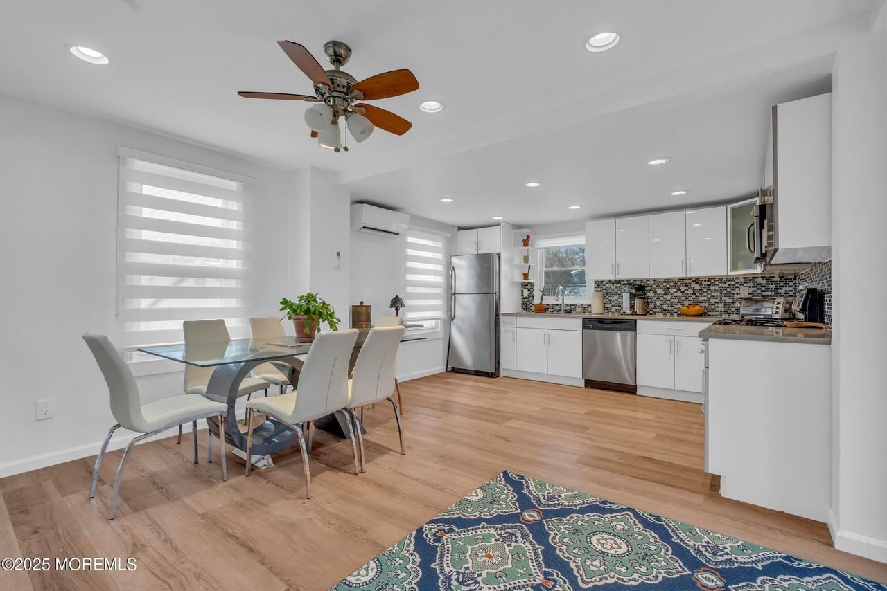 323 Roosevelt Ave - Photo 7 of 18