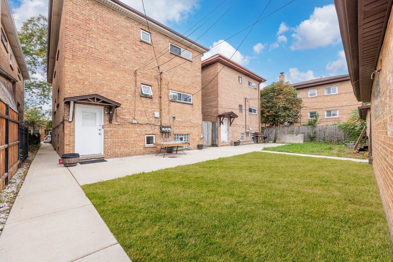 4644 W 47th St Apt 1 #1 - Photo 2 of 3