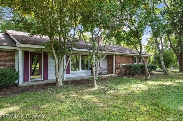 25100 Milford Rd - Photo 3 of 46