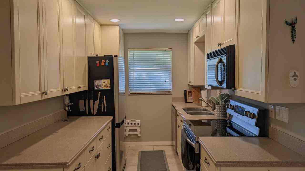 1024 S Oakridge Cir - Photo 2 of 16