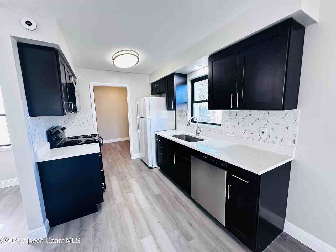 1076 Hermosa Dr - Photo 2 of 9