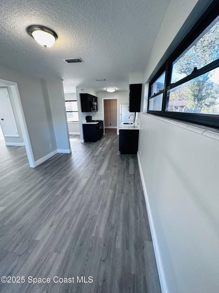 1076 Hermosa Dr - Photo 3 of 9