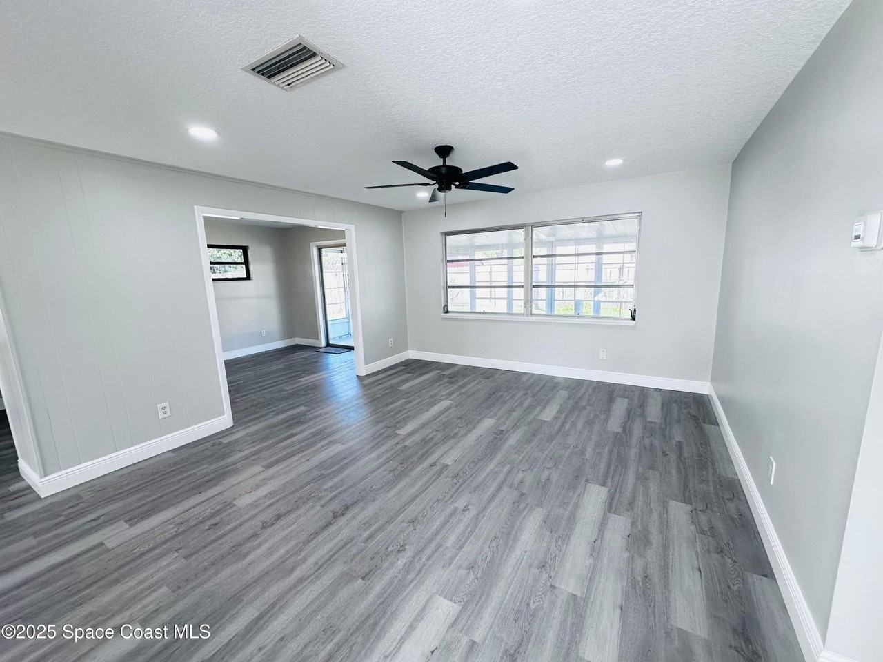 1076 Hermosa Dr - Photo 4 of 9