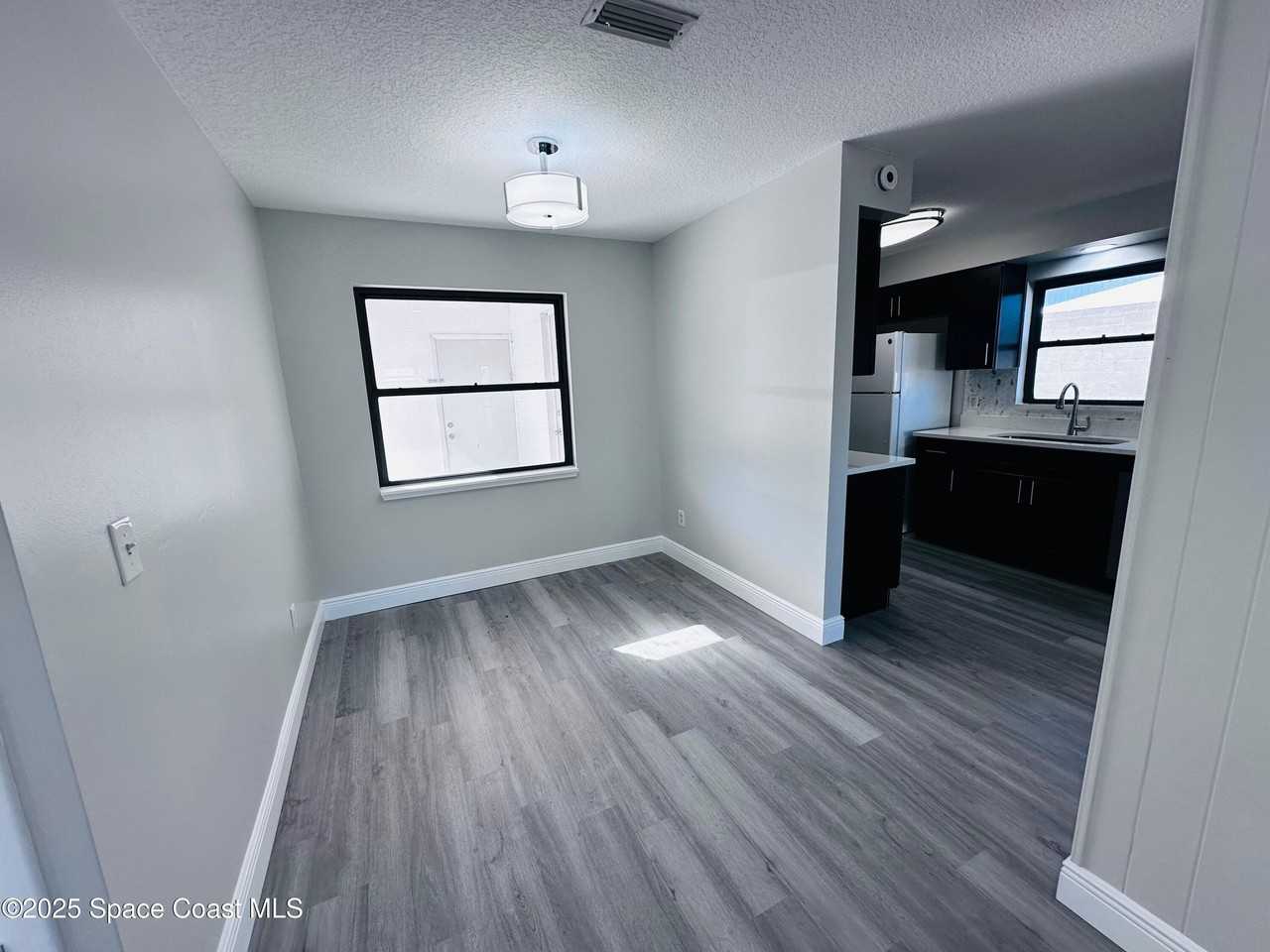 1076 Hermosa Dr - Photo 5 of 9