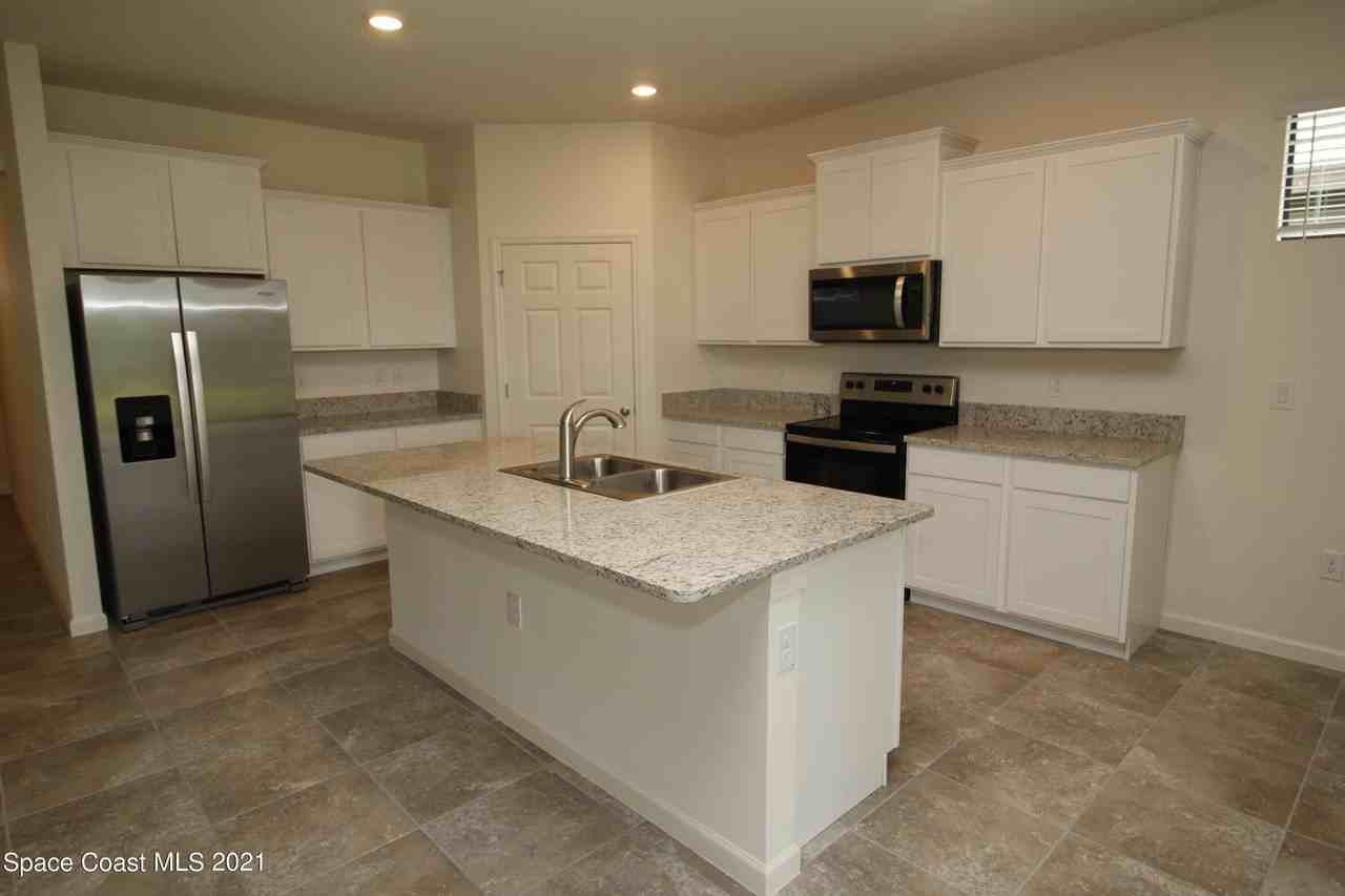 896 Old Country Rd Se - Photo 2 of 18