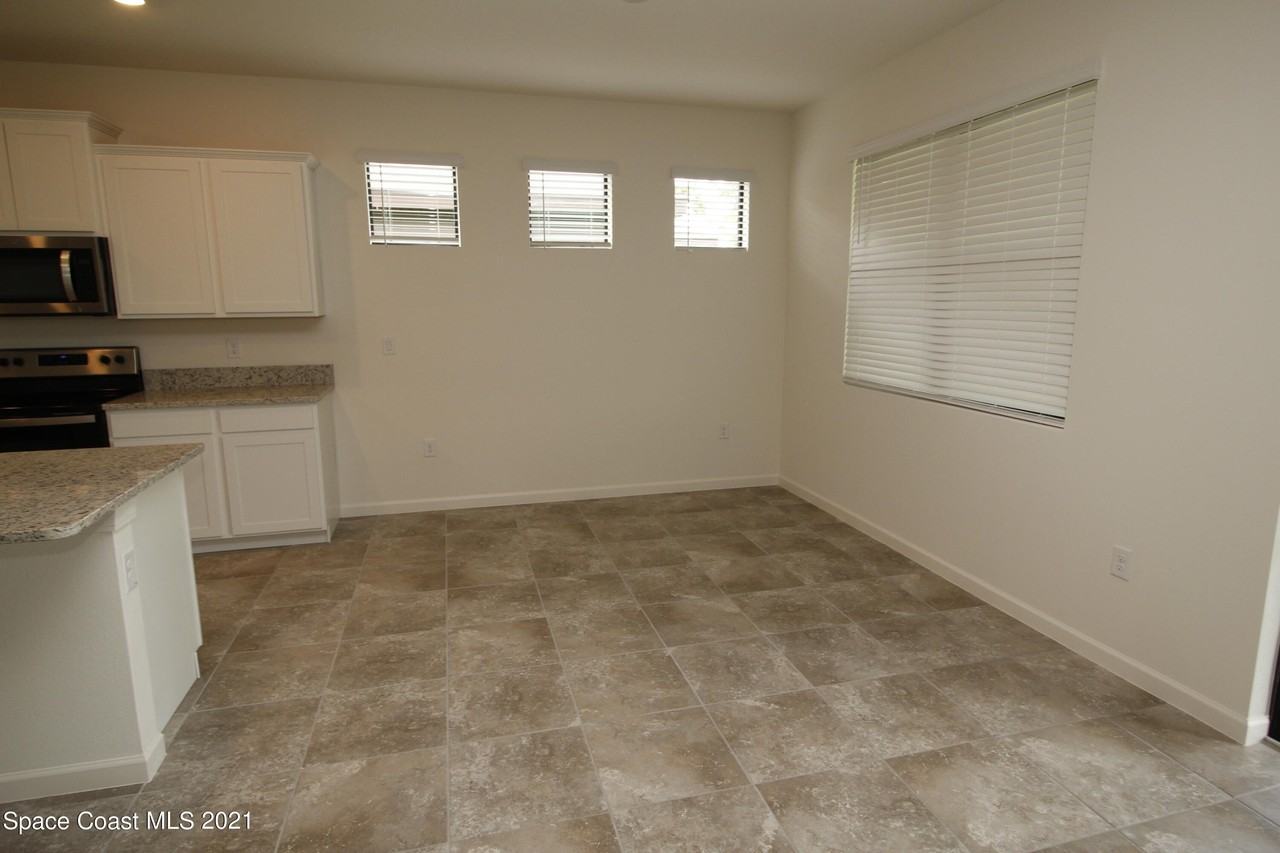 896 Old Country Rd Se - Photo 3 of 18