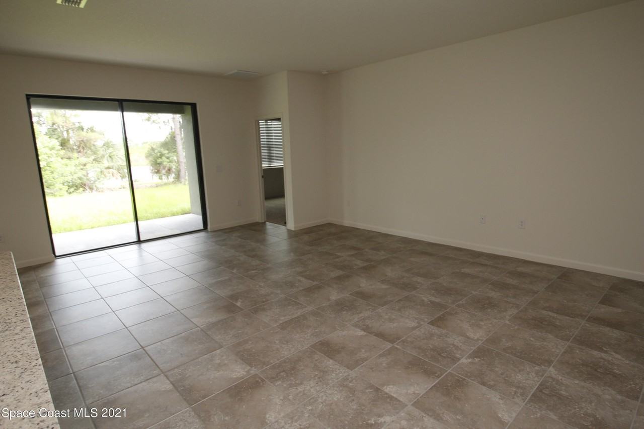 896 Old Country Rd Se - Photo 4 of 18