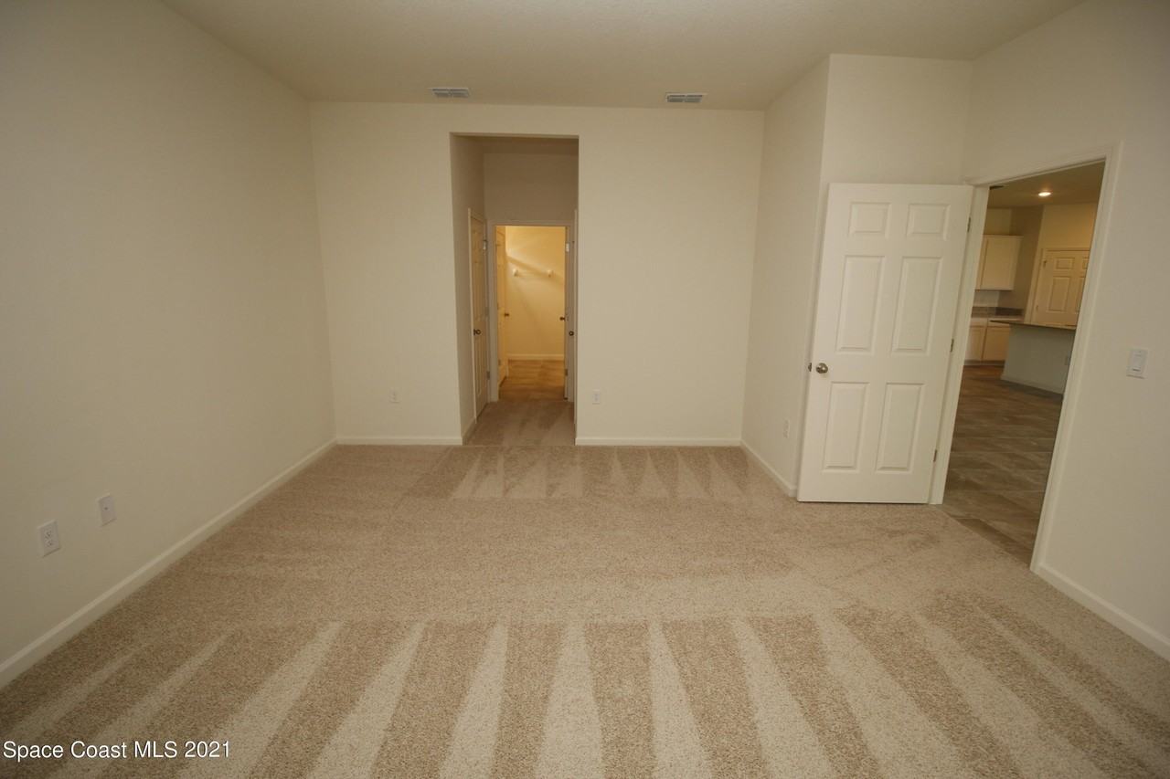 896 Old Country Rd Se - Photo 7 of 18