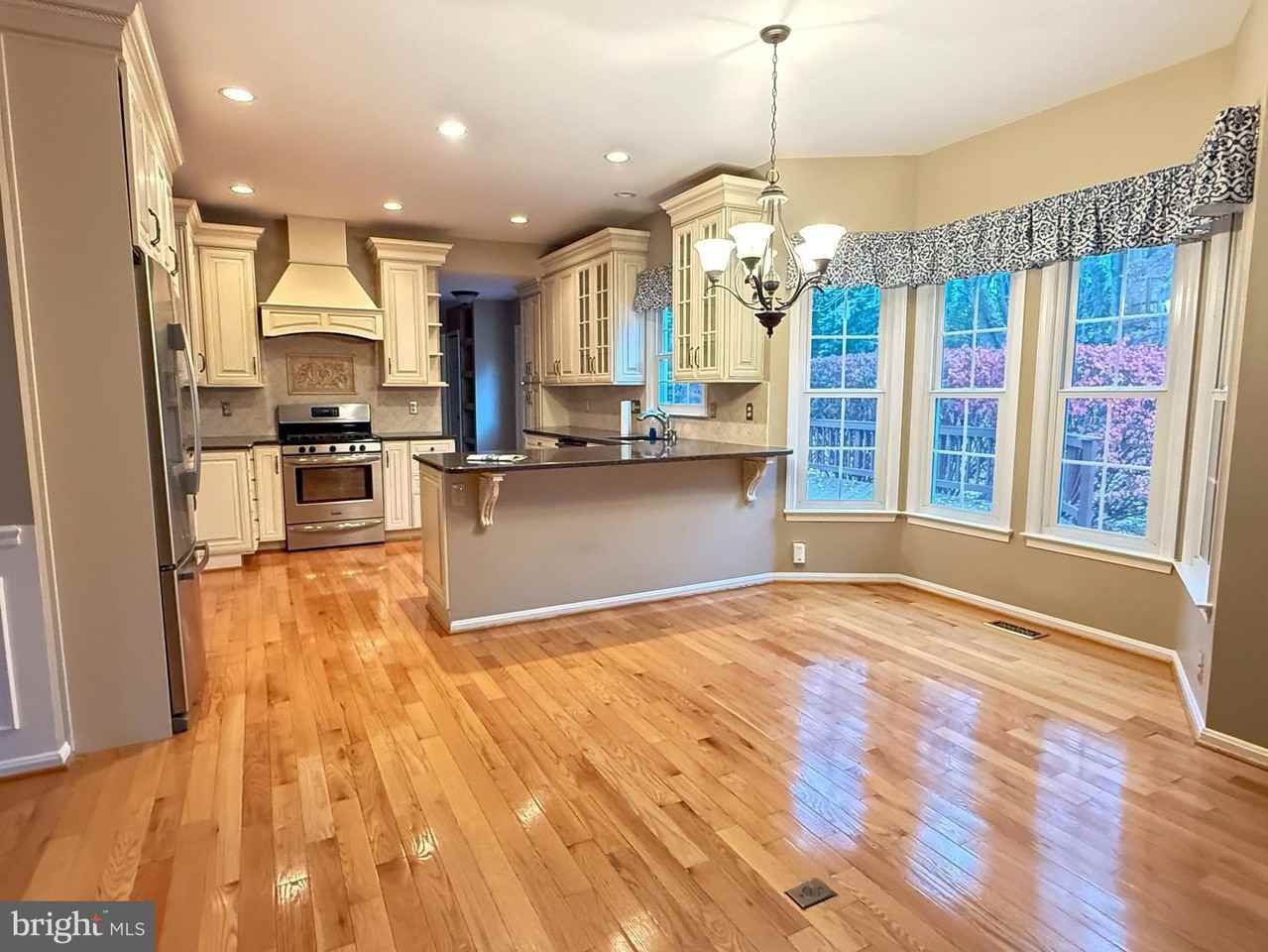 15292 Surrey House Way - Photo 7 of 42