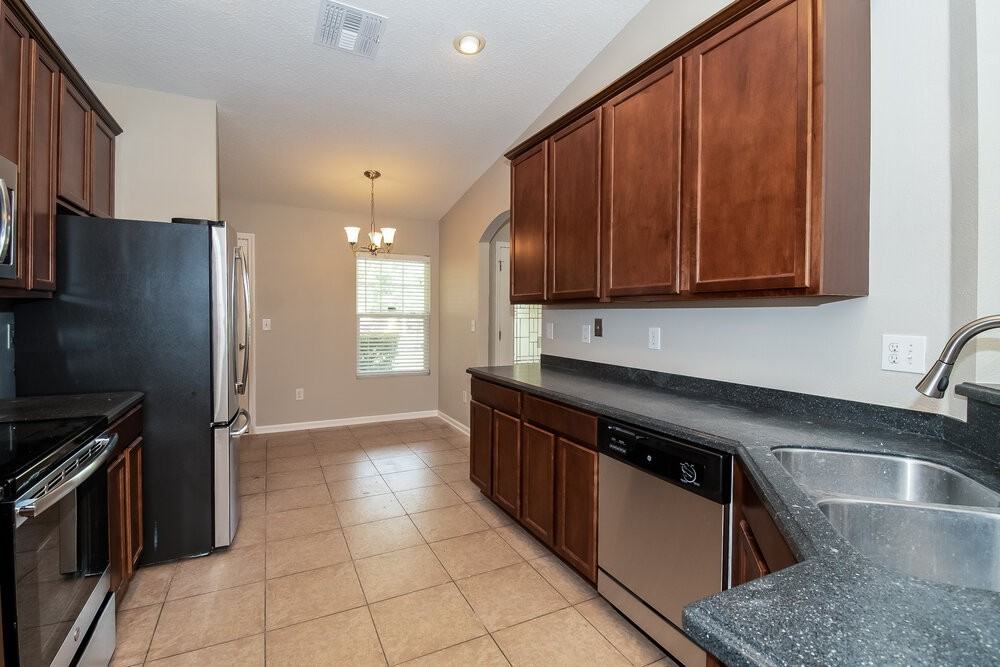 16247 Magnolia Grove Way - Photo 7 of 19