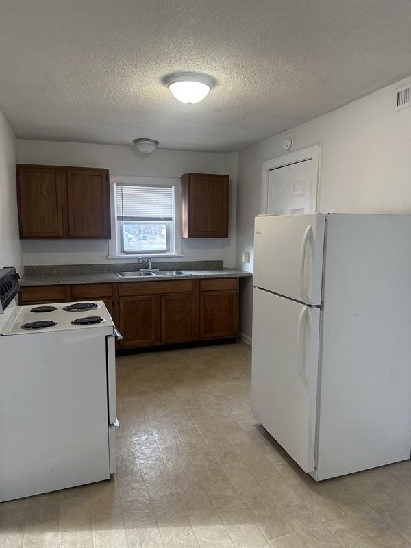 790 Condit St #6 - Photo 4 of 8