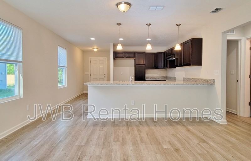 605 James St - Photo 4 of 8