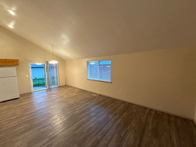 1685 Lucinda Ave Ne - Photo 5 of 16