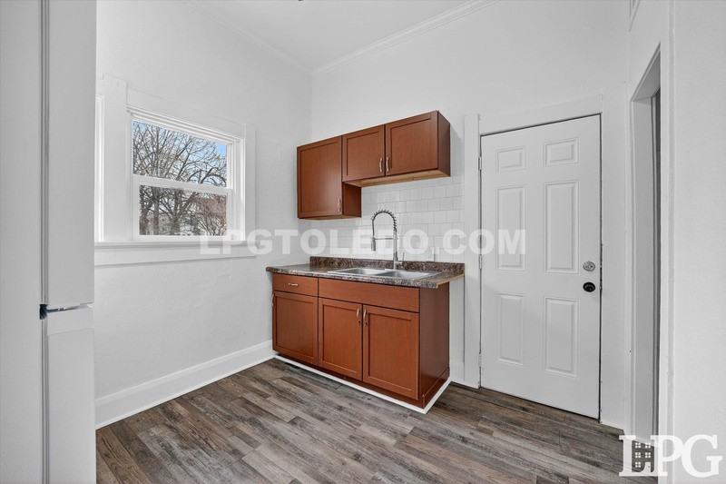 1732 Arlington Ave - Photo 7 of 13