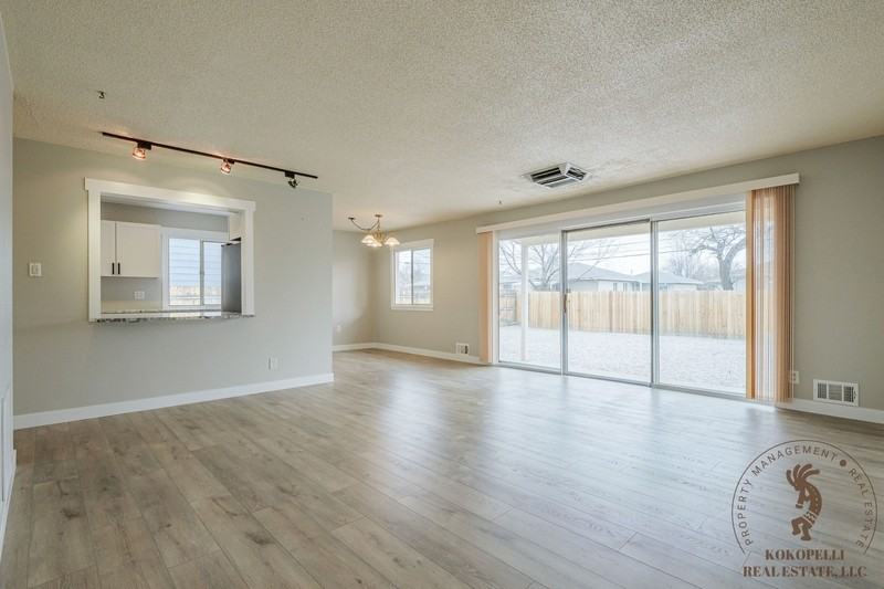 566 N 24th St - Photo 3 of 10