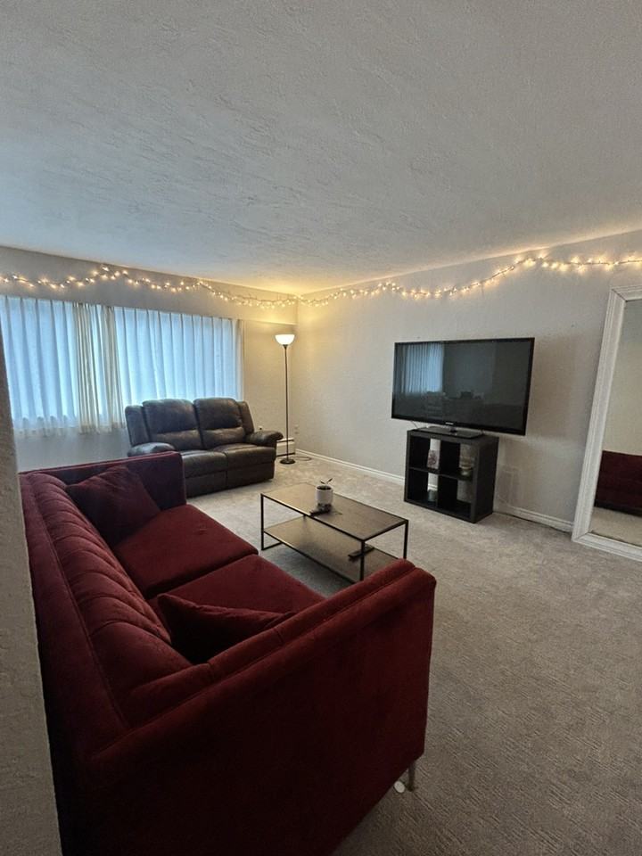 1229 Old Esquimalt Rd - Photo 3 of 5