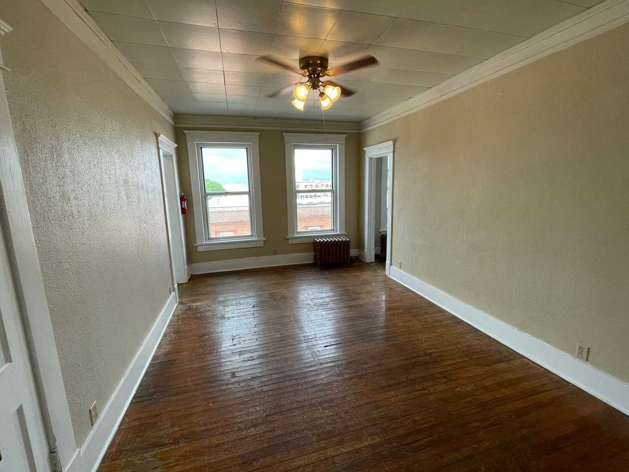 202 202 E Jefferson - 202 E Jefferson St #409 - Photo 7 of 9