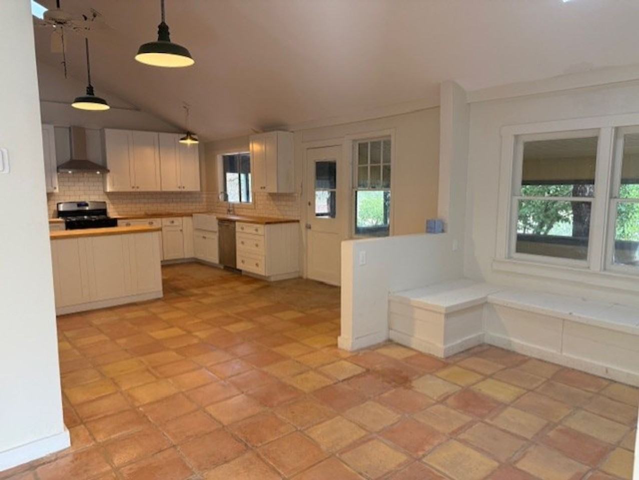 326 Kindra Heights Rd - Photo 4 of 24