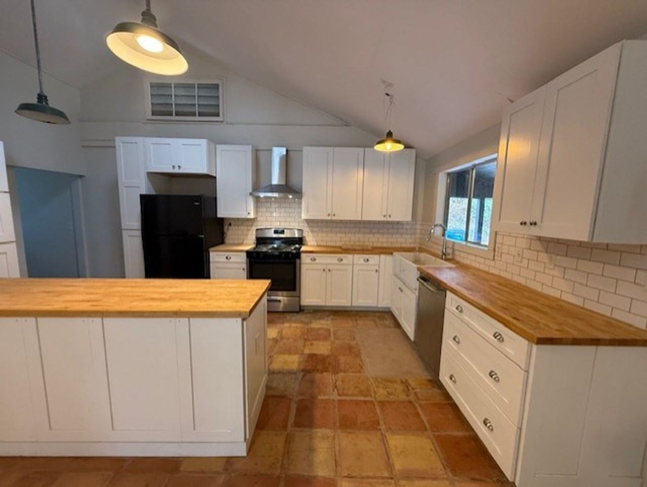 326 Kindra Heights Rd - Photo 6 of 24