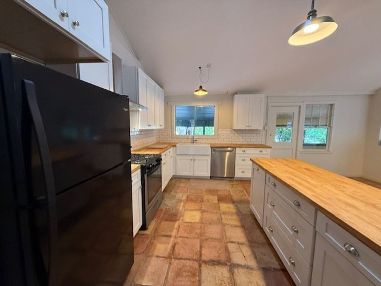 326 Kindra Heights Rd - Photo 7 of 24