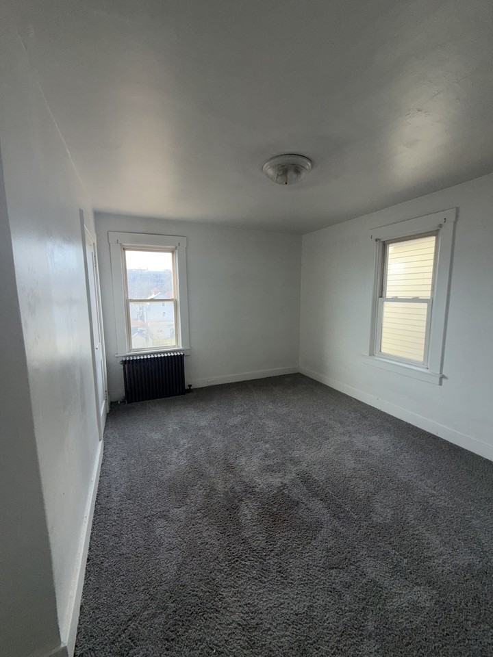 304 Erie Avenue - Photo 4 of 10