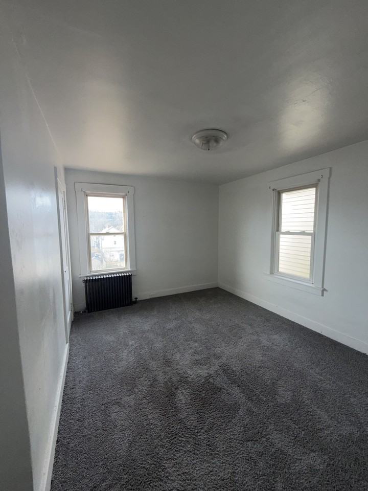 304 Erie Avenue - Photo 5 of 10