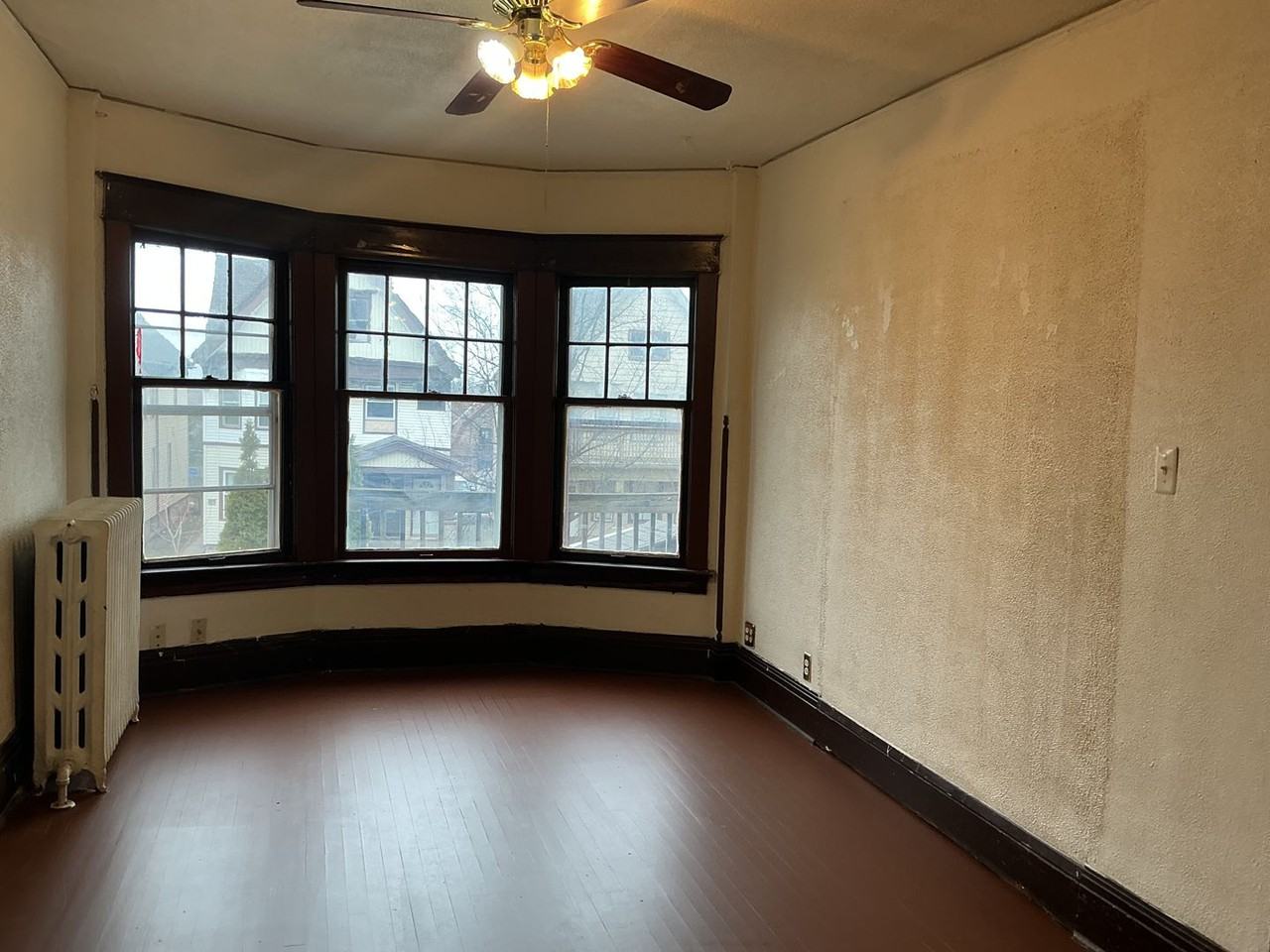 800 S 32nd St - Photo 4 of 10