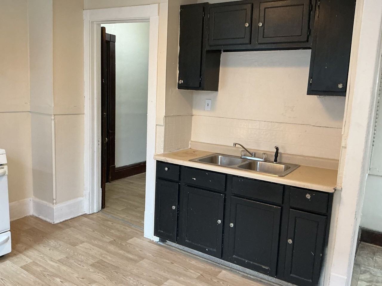 800 S 32nd St - Photo 7 of 10