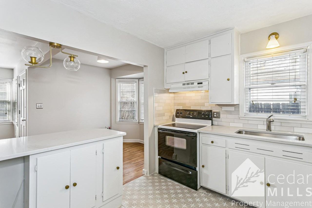 418 S Vassar St - Photo 6 of 13