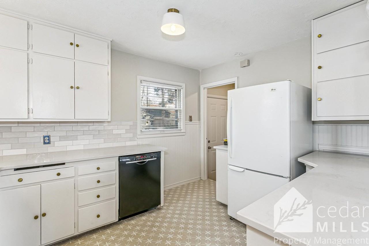 418 S Vassar St - Photo 7 of 13