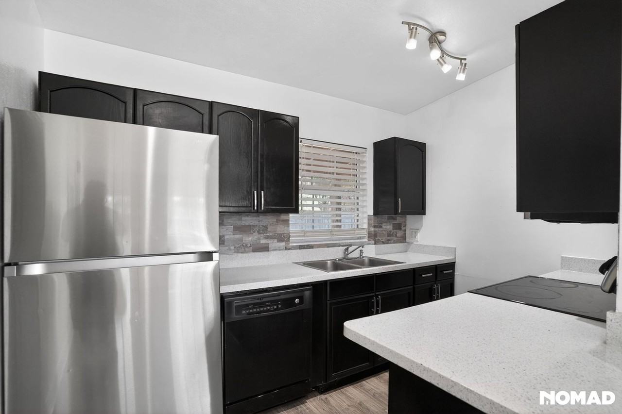 441 E 5th St - Photo 2 of 28