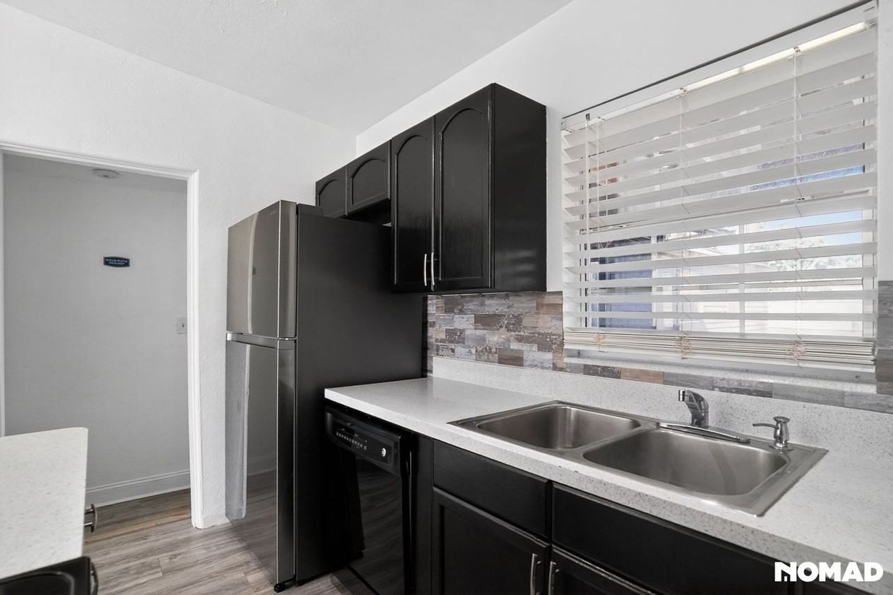 441 E 5th St - Photo 3 of 28