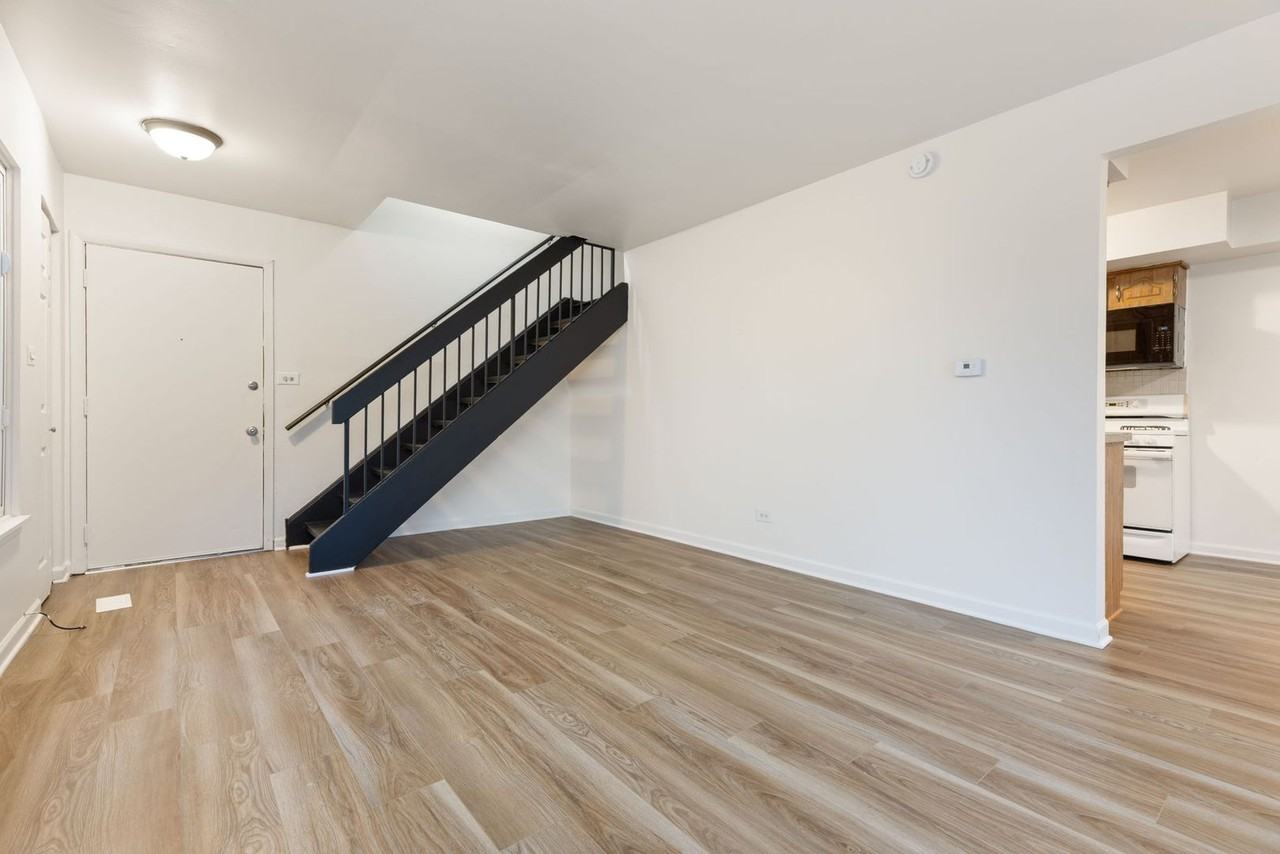 1353 Kingsbury Dr #6 - Photo 6 of 17