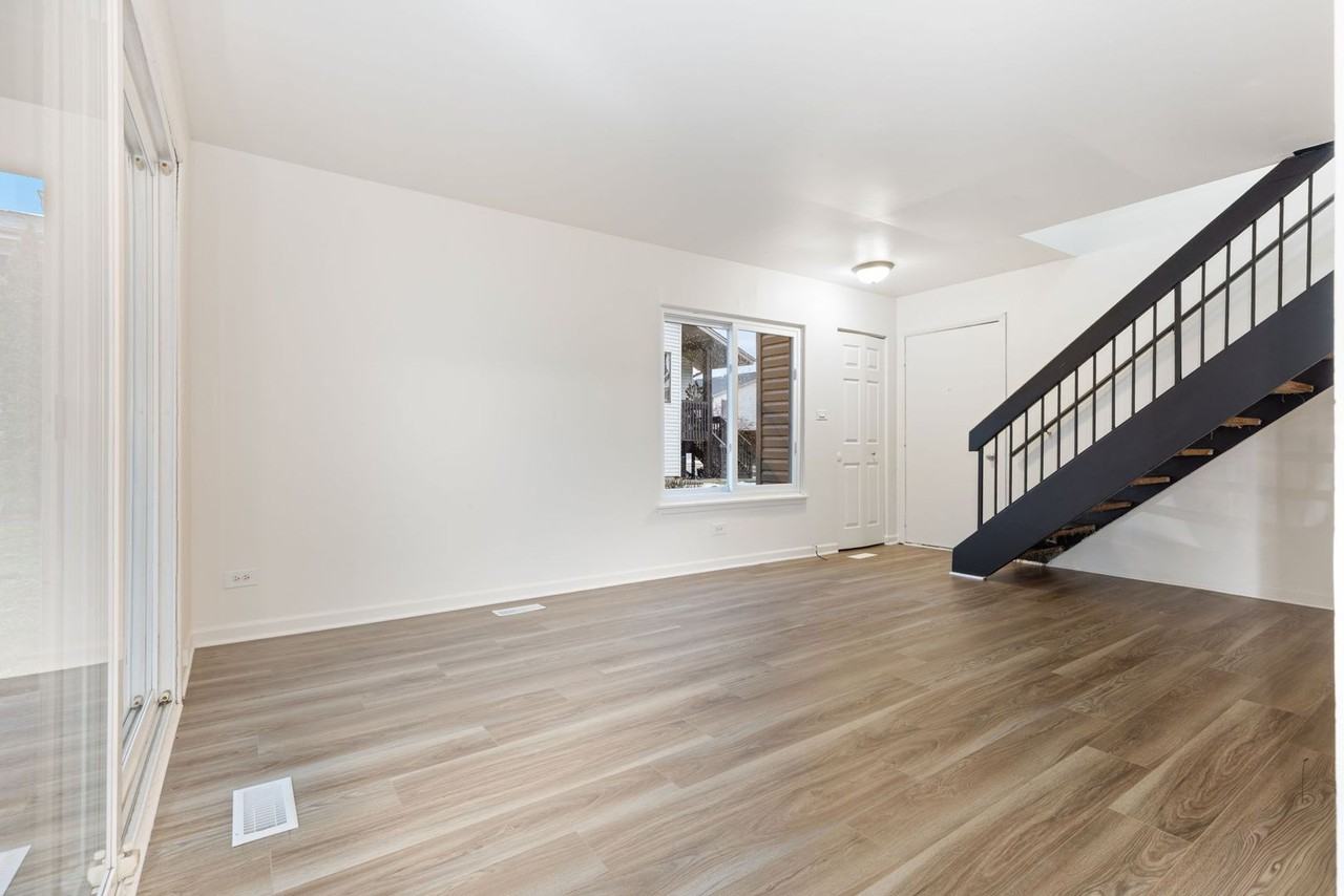 1353 Kingsbury Dr #6 - Photo 7 of 17