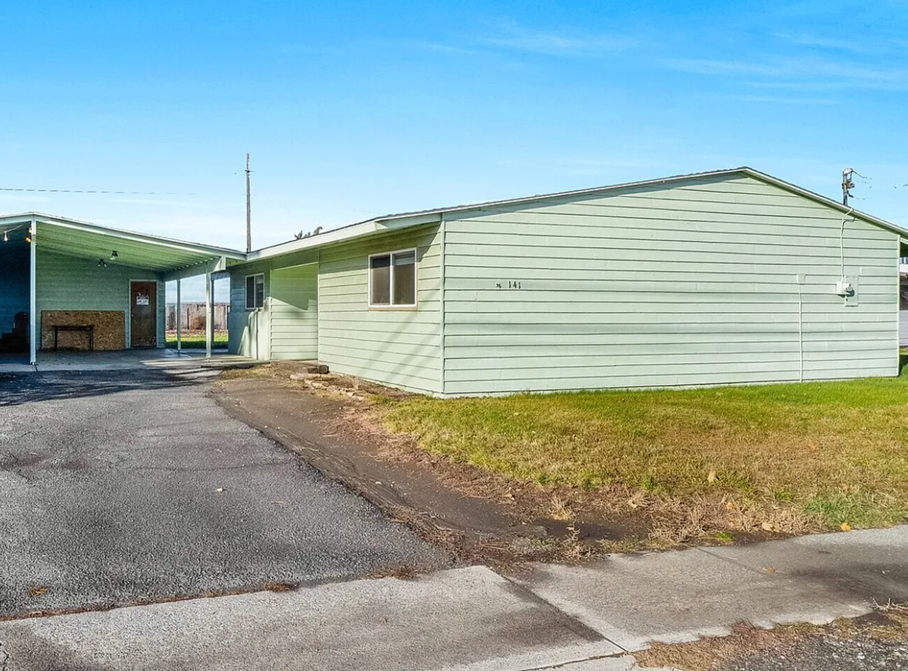 141 Carswell Dr - Photo 2 of 21