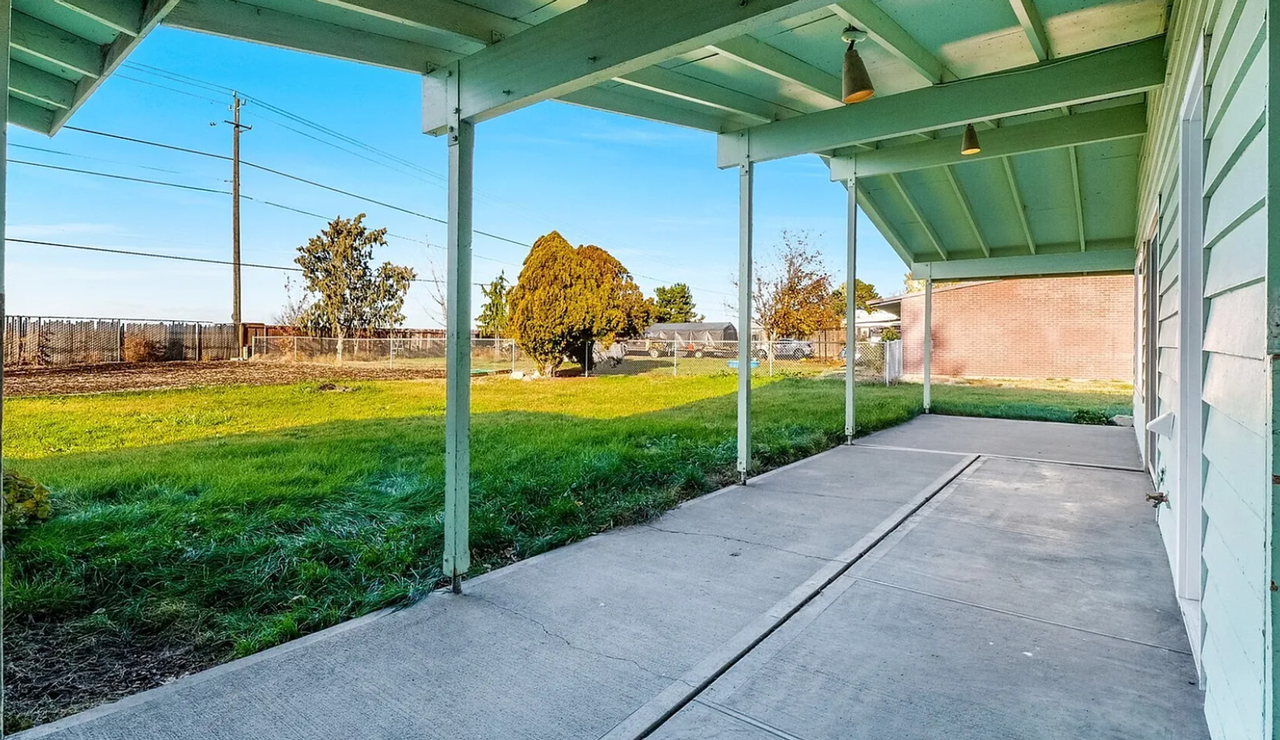 141 Carswell Dr - Photo 4 of 21