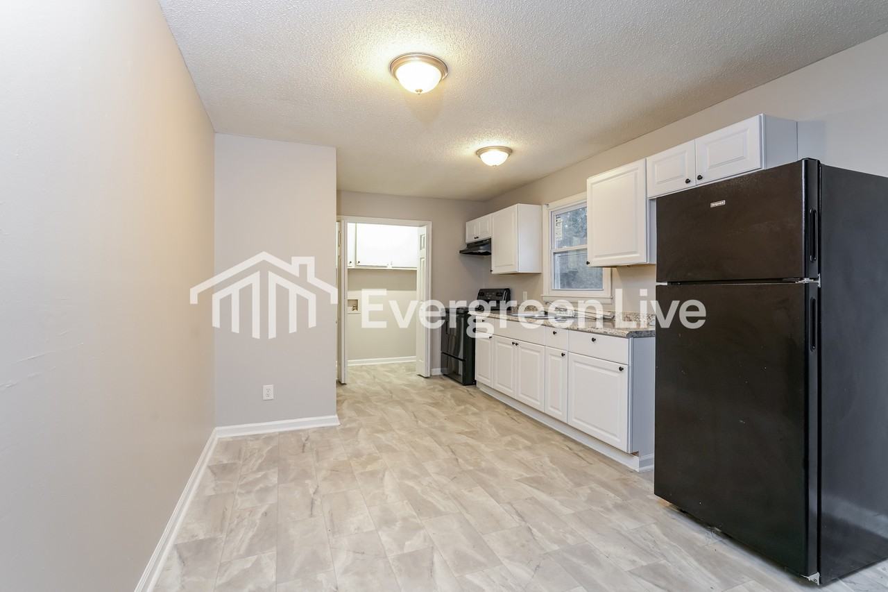 904 Gordon St - Photo 4 of 15