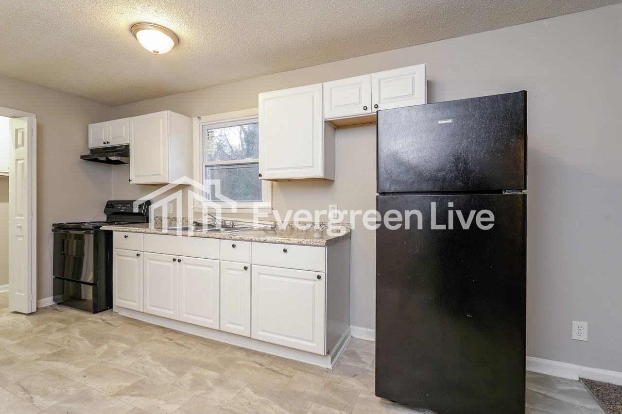 904 Gordon St - Photo 5 of 15