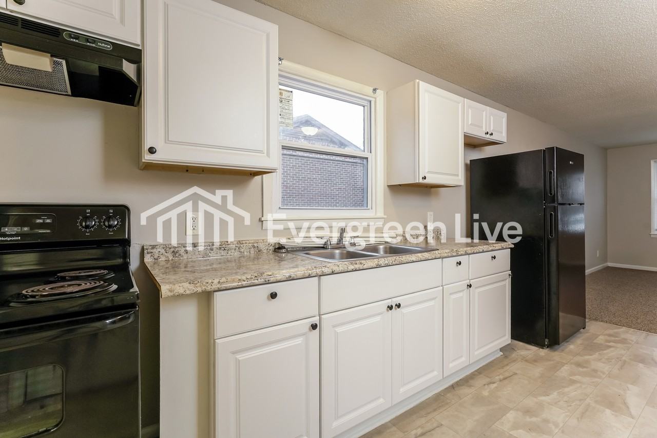 904 Gordon St - Photo 6 of 15