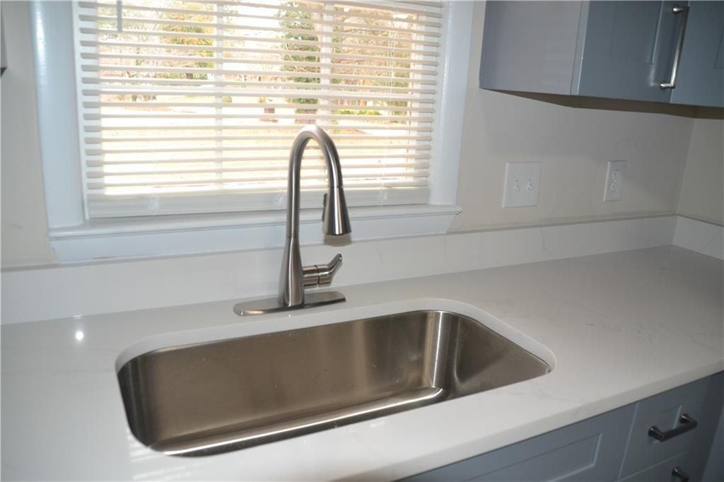 2473 Ben Hill Rd - Photo 7 of 16