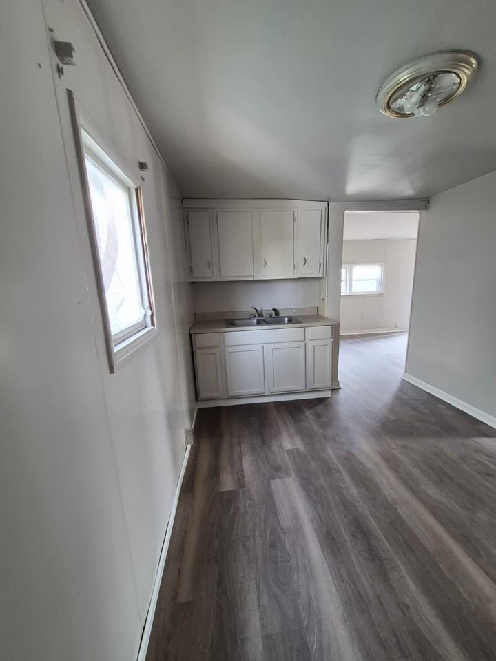 1621 1/2 Halford St - Photo 4 of 6