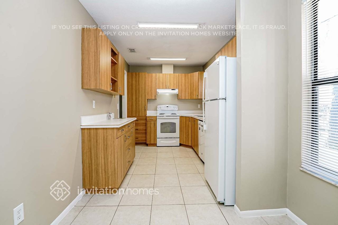 1316 Wandering Oaks Dr - Photo 5 of 17