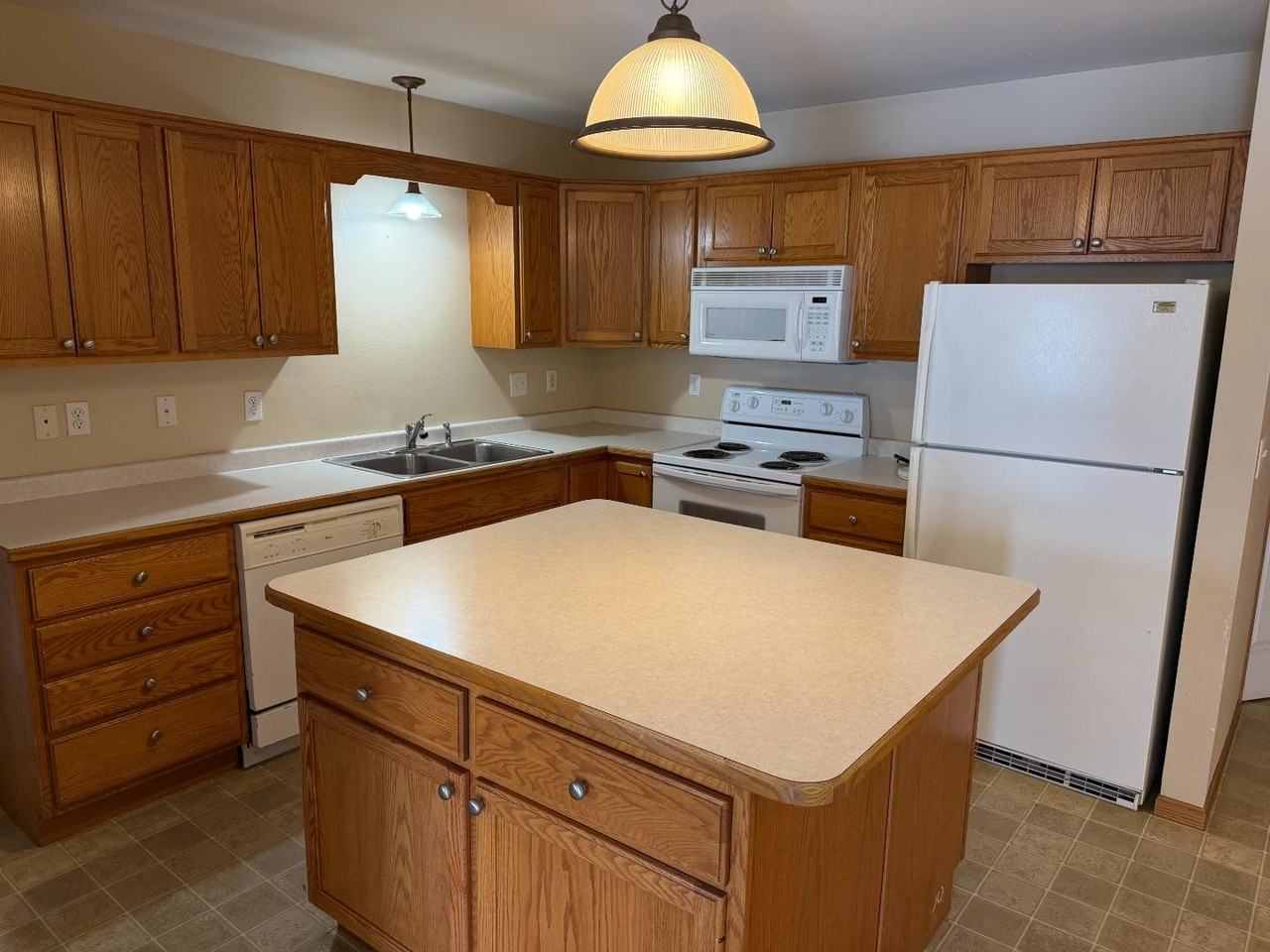 433 Sarah Cir - Photo 3 of 10