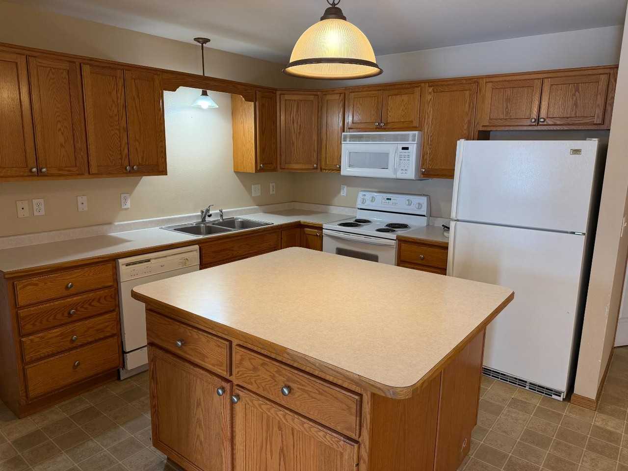 433 Sarah Cir - Photo 4 of 10