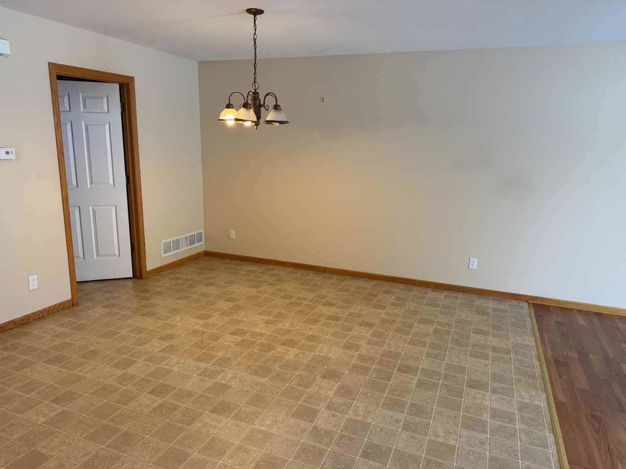 433 Sarah Cir - Photo 7 of 10